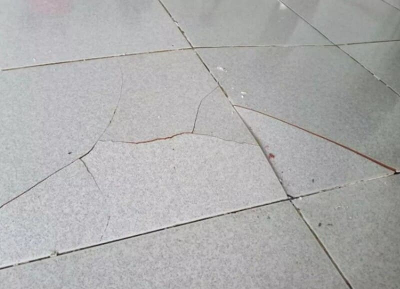 Gạch lát nền nhân tạo được xử lý nhanh chóng